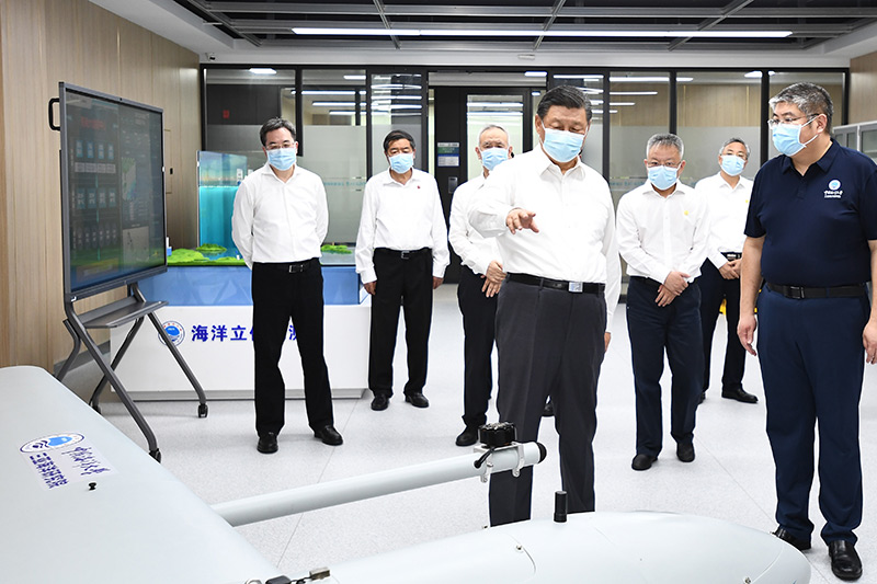 4月10日至13日，中共中央总书记、国度主席、中央军委主席习近平在海南调查。这是10日下午，习近平在中国海洋大学三亚海洋钻研院调查。新华社记者 燕雁 摄