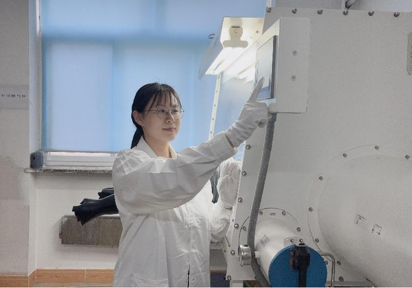 科研一线丨石爽爽：晶体成长虽慢，但每一步都通向光的将来